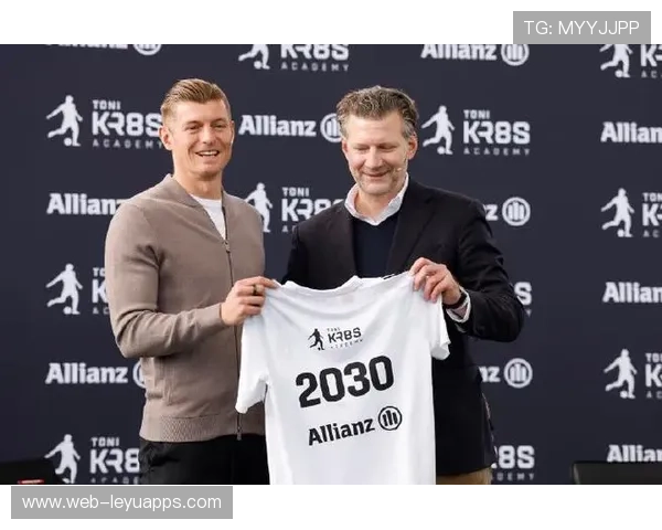 托尼·克罗斯定位球示范,球路与助跑节奏同步训练 托尼·克罗斯定位球示范,球路与助跑节奏同步训练