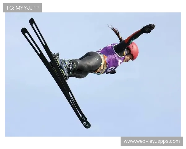 滑雪赛选手飞出护栏仍安全落地奇迹