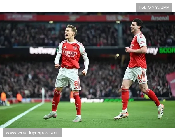 阿森纳训练视频：边后卫的冲刺回防画面被广泛转发