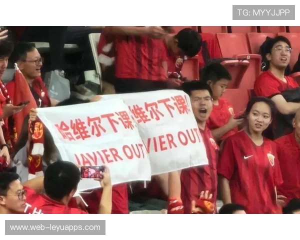 球迷涌现创意横幅为球队鼓劲成网络话题，球队宣传词